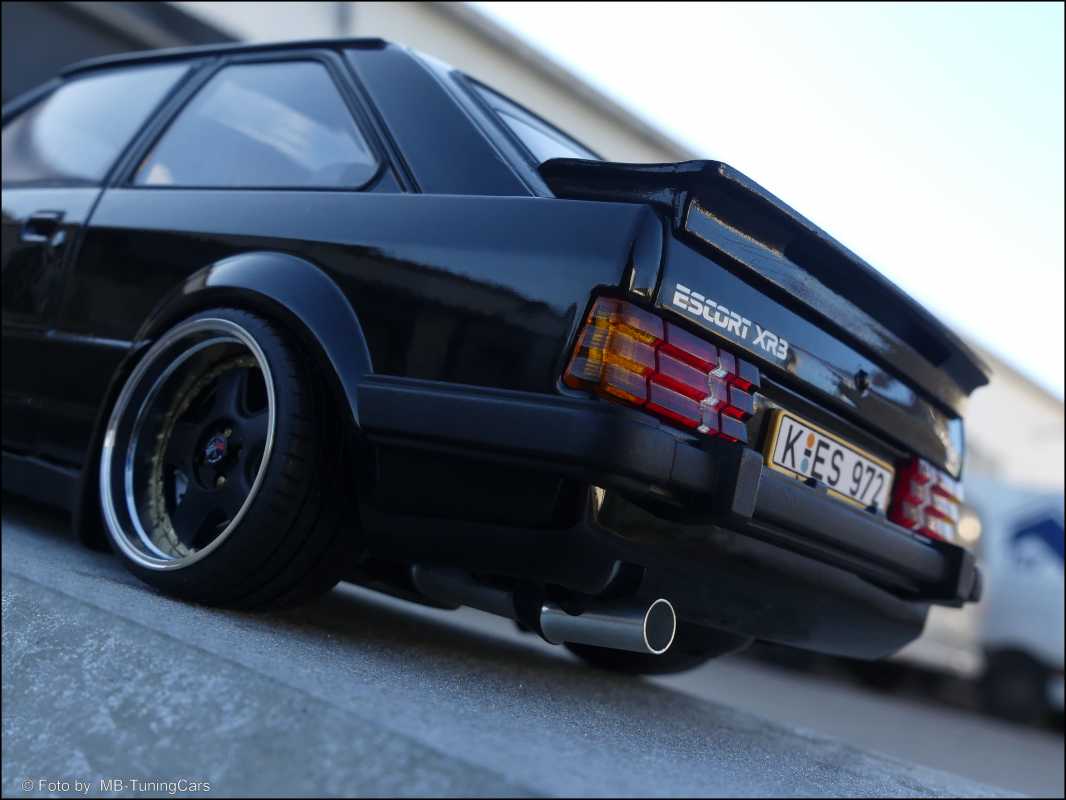 1:18 Ford Escort XR3i Black Edition Diecast